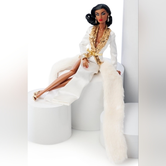 NRFB Burnt Champagne "Della Roux" Fashion Doll Intregity Toy NIB - Picture 9 of 12